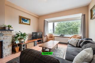 Op zoek naar een lichtrijk en centraal gelegen appartement in Oostende? ✨ Dit knusse 2-slaapkamerappartement met ruim terras 🪴 biedt alle troeven voor wie betaalbaar en comfortabel wil wonen op een toplocatie.<br /><br />Met zijn 81 m² woonoppervlakte geniet je van:<br /><br />➡️ Inkomhal die toegang geeft tot alle ruimtes<br /><br />➡️ Ruime living vol natuurlijk licht ☀️<br /><br />➡️ Ingerichte keuken 🍳<br /><br />➡️ Badkamer met alle comfort<br /><br />➡️ Twee slaapkamers 🛏️<br /><br />➡️ Terras om heerlijk buiten te vertoeven 🌿<br /><br />📌 Extra info:<br /><br />⚡ Verwarming op elektriciteit<br /><br />📊 EPC: 462 kWh/m²jaar<br /><br />🏷️ KI: €788<br /><br />📍 Openbaar vervoer, winkels &amp; voorzieningen vlakbij<br /><br />Perfect als vaste woonst of investering 💼!<br /><br />📞 Meer info of een bezoek? Bel ons vandaag nog!