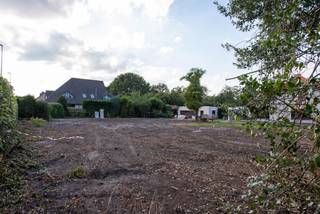 Aantrekkelijk perceel bouwgrond voor halfopen bebouwing met uitstekende bouwmogelijkheden en een bouwbreedte van 9 meter. Dankzij de maximale bouwdiepte van 13 meter en een volwaardige eerste verdieping creëert u moeiteloos een ruime en lichtrijke gezinswoning. De tweede verdieping onder hellend dak (45°) biedt bijkomende ruimte voor slaapkamers, bureau of hobbyruimte. Met een toegelaten kroonlijsthoogte van 6,5 meter en de mogelijkheid tot dakvlakramen en dakkapellen geniet u van een modern en licht woonconcept. De combinatie van wonen met een toegelaten nevenactiviteit maakt dit perceel extra interessant voor zelfstandigen of thuiswerkers. Achteraan zijn een garage of diverse tuinbijgebouwen mogelijk, ideaal voor een comfortabele en kwalitatieve buitenbeleving.