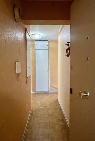 Ontdek dit uitstekend gelegen en licht op te frissen appartement in het hart van Leuven. Dankzij de centrale ligging bevindt u zich op wandelafstand van winkels, het Bruulpark, restaurants, openbaar vervoer, scholen en alle andere voorzieningen die de stad te bieden heeft.<br />Het appartement is gelegen op de vierde verdieping van een verzorgd en goed onderhouden gebouw en biedt een aangename indeling. Via de inkomhal met praktische ingebouwde vestiairekasten bereikt u de ruime en lichtrijke woon- en eetkamer, de keuken, twee slaapkamers – waarvan één met een gezellig balkon – de badkamer en een apart toilet. Daarnaast beschikt het appartement over een private kelderberging, wat zorgt voor extra opbergruimte. Er is tevens een gemeenschappelijke fietsenstalling.<br />Met een gunstig EPC-label B geniet u bovendien van een energiezuinige woning met een lager energieverbruik. Bent u op zoek naar een centraal gelegen appartement om zelf te bewonen, voor uw studerende kinderen of als interessante investering in Leuven? Dan is dit een unieke kans die u niet mag missen.