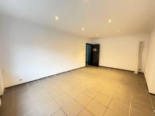 <br /><br />Op zoek naar een starters woning op top locatie? Dan is deze iets voor jou! Met een gunstig EPC hoef je geen zorgen te maken voor renovatie.<br /><br />Indeling:<br />inkomhal, bureau/slaapkamer, toilet, living, keuken, badkamer en koer<br />1ste verdiep: dakterras en 3 slaapkamers<br /><br />Troeven:
<ul><li>EPC C</li><li>nabij openbaar vervoer, school, station,...</li><li>veel mogelijkheid om in te richten naar eigen smaak</li></ul>
<br />