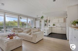 <p><span>Comfortabel wonen op de Fruithoflaan: Lichtrijk 1-slaapkamerappartement met ruim terras!</span></p><p><span>Droomt u van zorgeloos en energiezuinig wonen op een gegeerde toplocatie? Dit uitstekend onderhouden 1-slaapkamerappartement bevindt zich op de derde verdieping van een goed onderhouden gebouw op de populaire Fruithoflaan te Berchem. Het gebouw beschikt over een lift én het comfort van een conciërge. Met een moderne warmtepomp, dubbele hoogrendementsbeglazing, een gunstige EPC B-score (110 kWh/m²), conforme elektriciteit én een asbestveilig attest woont u hier 100% zorgeloos. Voeg daar nog het prachtige zicht op de rustgevende, gemeenschappelijke binnentuin aan toe en u geniet van een uitzonderlijk wooncomfort!</span></p><p><span> </span></p><p><span>Woonkamer, Open keuken &amp; Bijkeuken</span></p><p><span>Zodra u de leefruimte binnenstapt, valt de enorme lichtinval en het ruimtelijke gevoel op dankzij de royale raampartijen. De moderne open keuken is naadloos geïntegreerd en volledig geïnstalleerd met alle nodige inbouwtoestellen voor optimaal kookplezier. </span></p><p><span> </span></p><p><span>Slaapkamer &amp; Badkamer</span></p><p><span>De volwaardige slaapkamer is een oase van rust en reeds voorzien van praktische, op maat gemaakte inbouwkasten. De verzorgde badkamer is ingericht met een heerlijk ligbad, een comfortabel douchescherm en een lavabomeubel. In de hal bevindt zich een apart gastentoilet en een aparte berging voor wasmachine en droogkast. </span></p><p><span> </span></p><p><span>Breed terras met groenzicht</span></p><p><span>Via de grote schuiframen in de leefruimte stapt u zo het ruime terras over de volledige breedte van het appartement op. Hier geniet u in alle rust van een heerlijk zicht op de fraai aangelegde gemeenschappelijke binnentuin, een uniek stukje groen en privacy midden in de stad.</span></p><p><span> </span></p><p><span>Toplocatie op de Fruithoflaan</span></p><p><span>De Fruithoflaan staat bekend om haar uitstekende levenskwaliteit. Winkels, supermarkten, parken, openbaar vervoer (tram en bus) en gezellige horeca bevinden zich op wandelafstand. Bovendien geniet u van een snelle verbinding naar het centrum van Antwerpen en de belangrijkste invalswegen (E19/A12/Ring).</span></p><p><span> </span></p><p><span>Kelder</span></p><p><span>Een privatieve kelderberging is eveneens inbegrepen in de prijs.</span></p><p><span> </span></p><p><span>Troeven</span></p><p><span>- Duurzaam &amp; Toekomstgericht: Verwarmd via een warmtepomp, dubbele HR-beglazing en een uitstekend EPC B (110 kWh/m²).</span></p><p><span>- 100% Zorgeloos: Elektriciteit conform goedgekeurd en asbestveilig.</span></p><p><span>- Topterras: Breed terras over de volledige breedte van de woning met zicht op de binnentuin.</span></p><p><span>- Luxe &amp; Comfort: Open keuken met alle toestellen, inbouwkasten in de slaapkamer en aparte wasberging.</span></p><p><span>- Goed onderhouden complex op de 3e verdieping met lift én conciërge.</span></p><p><span>- Toplocatie: Fruithoflaan te Berchem, nabij alle winkels, groen, OV en invalswegen.</span></p><p><span> </span></p><p><span>Kortom: een instapklaar, duurzaam en buitengewoon gezellig appartement op een toplocatie in Berchem. Plan snel uw bezoek!</span></p>