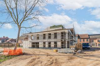 In het centrum van het charmante Gierle komt dit eigentijdse woonproject tot leven. Met een gevarieerd aanbod aan wooneenheden biedt Park Ligtenberg ruimte aan verschillende levensstijlen en gezinnen, van starters tot doorstromers. Een van de hoogtepunten van Park Ligtenberg is het publiek toegankelijke park dat tussen de verschillende woonblokken wordt aangelegd.<br /><br />Het project omvat 14 nieuwbouwwoningen, 12 moderne appartementen, 5 appartementen met een klassiekere uitstraling, en één unieke erfgoedwoning die zorgvuldig gerenoveerd zal worden. Elke wooneenheid is ontworpen met oog voor detail, duurzaamheid en comfort.<br /><br /><span>Moderne appartementen</span>: <br />Deze appartementen variëren van 1 tot 4 slaapkamers en zijn ruim opgezet, met een eigentijdse afwerking. Ze vormen de perfecte woonoplossing voor alleenstaanden, jonge gezinnen en 50-plussers waarvan de kinderen bijvoorbeeld uit huis zijn.<br /><br /><span>Klassieke appartementen</span>: <br />Deze 5 appartementen combineren moderne gemakken met een iets traditionelere uitstraling, wat zorgt voor een unieke woonsfeer.<br /><br />De wooneenheden worden uitgerust met een lucht-water of geothermische warmtepomp in combinatie met vloerverwarming.<br />Dankzij deze slimme technologie kan een bijzonder laag E-peil worden bereikt (tot E20).<br /><br />Voor inzage van de verkoopplannen en verkooplastenboek, kan u vrijblijvend een afspraak maken op kantoor.