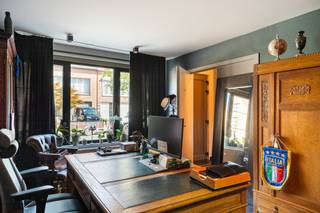 Op een uitstekende locatie nabij het centrum van Lier bevindt zich deze ruime instapklare woning met 3 slaapkamers en stadstuin. U bevindt zich hier op wandelafstand van winkels, scholen, eet- en drankgelegenheden en het openbaar vervoer. <br /><br />We betreden de woning via de inkomhal waar de gastentoilet en de praktische berging zich bevindt. Vooraan de woning beschikt u tevens over een ruime kamer die u als slaapkamer, kantoor en/of fietsenberging kan inrichten. De inkomhal geeft uit op een volledig geïnstalleerde open keuken en gezellige eetplaats. Achteraan de woning bevindt zich de cosy en lichtrijke zithoek die via een schuifraam toegang biedt tot de gezellige stadstuin met zwembad en pool house. Via de nachthal op de eerste verdieping heeft u toegang tot een ruime slaapkamer, apart toilet en tot de badkamer met bad, inloopdouche en dubbele lavabo. Op de tweede verdieping bevindt zich de tweede ruime slaapkamer die u indien gewenst kan opdelen in twee kleinere kamers.<br /><br />Dit is een uitstekende opportuniteit wanneer u op zoek bent naar een zeer ruime woning met 3 slaapkamers op een uitstekende locatie te Lier. Contacteer ons voor meer informatie op 0472 95 20 71 of neem een kijkje op www.boonstravastgoed.be .<br /><br />Bijzonderheden:<br />- stadstuin met zwembad<br />- Instapklaar<br />- Wandelafstand centrum Lier