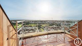 Dit prachtig gerenoveerde penthouse bevindt zich op de prestigieuze Kustlaan en combineert luxueus wooncomfort met een adembenemend uitzicht over Het Zoute.<br /><br />Bij binnenkomst wordt de aandacht meteen getrokken naar de lichtrijke leefruimte, waar een open, volledig uitgeruste keuken naadloos aansluit op de woonkamer. De keuken is voorzien van een vaatwasser, een combi-oven en een ruime koelkast met vriesvak. Dankzij de grote raampartijen geniet de woonkamer van een overvloed aan natuurlijk licht en een panoramisch uitzicht over de omgeving. Vanuit deze ruimte is er toegang tot het ruime en zonnige terras, dat door zijn optimale oriëntatie de hele dag door van zonlicht profiteert, zowel op het terras zelf als in het appartement.<br /><br />Op de gelijkvloerse verdieping bevinden zich een gastentoilet en een ruime berging. Verder is hier ook een slaapkamer met elektrische rolluiken die de kamer volledig verduisteren. Deze slaapkamer beschikt over een ensuite douchekamer met toilet en een ingebouwde dressing. Vanuit de kamer is er toegang tot een tweede, noordelijk, terras.<br /><br />Op de eerste verdieping bevinden zich twee bijkomende slaapkamers, elk met een eigen ensuite douchekamer en toilet. Eén van de kamers is ruim genoeg voor twee dubbele bedden, wat extra comfort biedt voor gasten of een groter gezin. Op deze verdieping is er ook een extra bergruimte, waar de aansluitingen voor een wasmachine en droogkast reeds geïnstalleerd zijn.<br /><br />Alle slaapkamers zijn uitgerust met ingemaakte kasten, wat zorgt voor extra opbergruimte en een strakke afwerking. Dit penthouse biedt een unieke combinatie van luxe, ruimte en een uitstekende ligging, ideaal voor wie op zoek is naar een uitzonderlijke woonervaring aan de kust. <br /><br />Bovendien is het mogelijk een garage aan te kopen bij dit appartement.