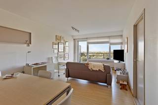 Dit instapklaar appartement met een slaapkamer en terras te koop in Antwerpen is gelegen in een residentieel gebouw op de tiende verdieping en heeft een bewoonbare oppervlakte van 72m². <br /><br />Indeling:<br />- Inkomhal met ingebouwde kasten<br />- Ruime woonkamer met toegang tot het terras dat uitzicht biedt over de Konijnenwei<br />- Terras 13m²<br />- Keuken<br />- Slaapkamer<br />- Badkamer met ligbad en lavabo<br />- Apart toilet<br />- Kelderberging<br /><br />Troeven:<br />- Ruim terras met prachtig uitzicht over de Konijnenwei<br />- Conforme elektrische keuring<br />- Veel potentieel<br />- Conciërge in het gebouw<br /><br />Ideaal als starters appartement of als investering.<br /><br />Dit appartement wordt te koop aangeboden voor een vraagprijs van 239.500 euro.<br />Mogelijkheid tot het aankopen van een ondergrondse garagebox met een vraagprijs van 35.000 euro.<br /><br />Bent u geïnteresseerd in een appartement of woning te koop in Antwerpen? Aarzel dan niet om ons te contacteren. <br />Had u graag uw eigen eigendom te koop aangeboden contacteer ons dan voor een vrijblijvende schatting, telefonisch op het nummer 03/206.76.76 of per mail naar antwerpen@dewaele.com.<br /><br />Ook voor alle andere vragen omtrent vastgoed, kopen of verkopen kan u steeds bij ons terecht!<br /><br />Bestuursmaatregelen in het maatregelenregister: nee