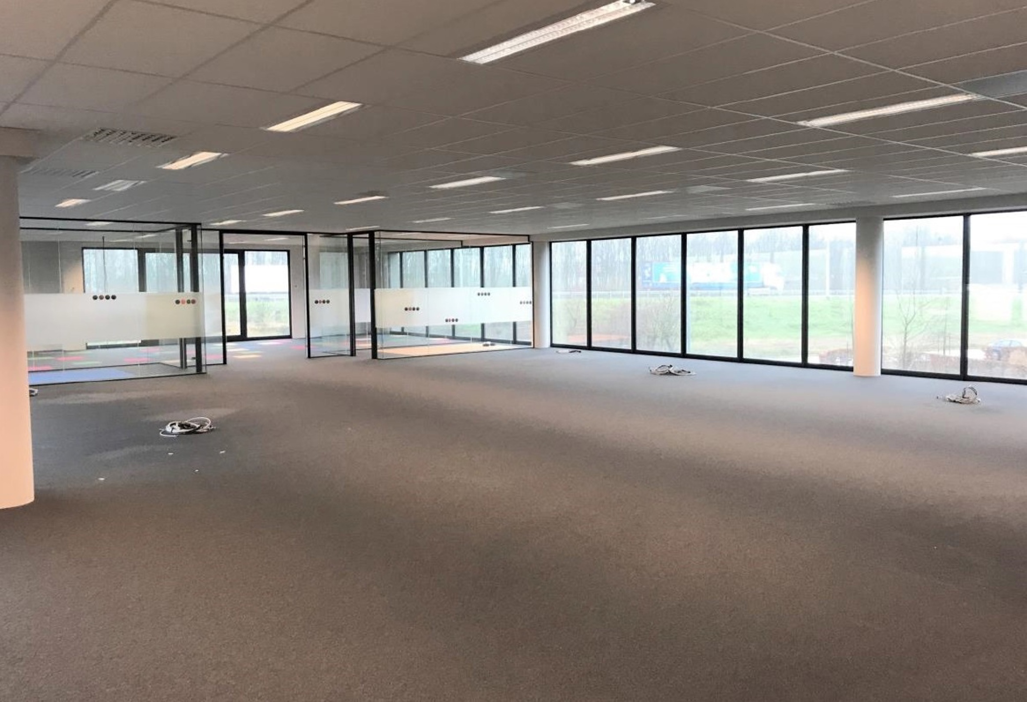 Kantoor 446m² op de gelijkvloerse te huur - foto 3