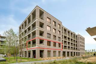 Dit ruime en moderne hoekappartement van ca. 75 m² op de eerste verdieping, gelegen in het bruisende Nieuw Zuid te Antwerpen, biedt een comfortabele woonervaring met alle gemakken binnen handbereik. De woning beschikt over twee slaapkamers en een open leefruimte en keuken. Dankzij de grote ramen is er veel natuurlijke lichtinval. Het appartement is volledig ingericht met kwalitatieve maatwerkkasten en afgewerkt met gordijnen op maat en Luxaflex duette shades.<br /><br />Een absoluut pluspunt is het aangename terras, waar u kunt genieten van de buitenlucht, een kop koffie in de ochtend of een ontspannen avond.<br /><br />De ligging van het appartement is werkelijk uitstekend qua bereikbaarheid. Dankzij de nabijheid van de snelweg en belangrijke invalswegen bent u in een mum van tijd op weg naar diverse bestemmingen, zowel binnen als buiten Antwerpen. <br /><br />Indeling: <br />- inkomhal<br />- apart gastentoilet met lavabo <br />- berging + aansluiting wasmachine<br />- slaapkamer 1<br />- slaapkamer 2<br />- badkamer met dubbele lavabo en inloopdouche<br />- leefruimte met open keuken<br />- ruim terras ca. 15 m²<br /><br />Bent u geïnteresseerd in een appartement of woning te koop in Antwerpen? Aarzel dan niet om ons te contacteren. <br />Had u graag uw eigen eigendom te koop aangeboden contacteer ons dan voor een vrijblijvende schatting, telefonisch op het nummer 03/206.76.76 of per mail naar antwerpen@dewaele.com. <br /><br />Bestuursmaatregelen in het maatregelenregister: nee