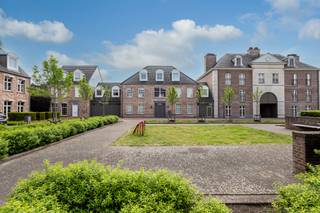 <p><strong>Prachtige en zeer energiezuinige gezinswoning met 4-5 (slaap)kamers, 4 badkamers, een volledig afgewerkte zolderverdieping, binnenzwembad, 3 garages en uitzonderlijk veel bergruimte, gelegen op een toplocatie nabij het centrum van Turnhout. </strong><strong>De woning bevindt zich in het kindvriendelijke en autoluwe woonerf “De Nieuwe Erven”, met parkeergelegenheid voor bezoekers in de nabije omgeving. Ondanks de rustige ligging bereikt u op slechts enkele minuten fietsen het centrum van Turnhout, openbaar vervoer, scholen, winkels en andere voorzieningen. Daarnaast beschikt de woning over een z</strong><strong>eer gunstige EPC-score van 91 kWh/(m² jaar) en een conforme elektrische installatie.</strong><br /><br /><span>Gelijkvloerse verdieping</span>: Via de ruime inkomhal, voorzien van ingemaakte kasten en een gastentoilet met handwasser, betreedt men deze bijzonder aangename woning. De dubbele houten deuren met glaspartijen zorgen meteen voor een stijlvolle overgang naar de leefruimte en bieden een prachtige doorkijk richting de tuin. De lichtrijke woonkamer is harmonieus ingedeeld in een gezellige zithoek met gashaard, een ruime eetplaats en een open leefkeuken. Deze keuken werd uitgerust met kwalitatieve toestellen en materialen en biedt alle comfort: een Boretti-fornuis met 6 inductiezones en 2 ovens, koelkast, diepvries, microgolfoven, stoomoven, Quooker-kraan en Miele-vaatwasser. <br /><br />Aansluitend aan de leefruimte bevindt zich een praktische wasplaats naast de keuken. Van hieruit is er bovendien toegang tot de zeer ruime kelder, die rechtstreeks verbonden is met de inpandige ondergrondse dubbele garagebox.Verder beschikt het gelijkvloers over een aangename bureaukamer aan de woonkamer. Deze ruimte kan, afhankelijk van de noden, ook perfect dienstdoen als speelkamer, hobbyruimte of extra zithoek.<br /><br />Tot slot is er nog een garage met daarboven een zolderkamer/technische ruimte, wat zorgt voor bijkomende bergruimte.<br /><br /><span>Eerste verdieping</span>: Op deze verdieping bevindt zich een masterbedroom met ensuite badkamer en aansluitende dressing. De badkamer werd luxueus ingericht met een ligbad, inloopdouche, hammam en toilet. Verder telt deze verdieping nog twee ruime slaapkamers, elk voorzien van een eigen badkamer met douche en toilet. Daarnaast is er nog een bijkomende kinderkamer met wastafel, ideaal als slaapkamer, speelkamer of extra bureau. Een doordachte indeling met veel aandacht voor ruimte, comfort en privatief sanitair.<br /><br /><span>Zolderverdieping:</span> De zolderverdieping vormt een bijzonder ruime en volledig afgewerkte open ruimte, die tal van mogelijkheden biedt. Dankzij de verzorgde afwerking en de aanwezige kitchenette kan deze verdieping perfect worden ingericht als ontspanningsruimte, hobbykamer, tienerloft, gastenverblijf of extra bureauruimte.<br /><br /><span>Buitengebeuren:</span> De woning beschikt over een mooi aangelegde stadstuin met een ruim terras en een waterpartij. Achteraan de tuin bevindt zich een bijgebouw met binnenzwembad. Het zwembad is uitgerust met een jetstream. Daarnaast is er een douchekamer met wastafel en toilet aanwezig, evenals een infraroodsauna voor 2 personen. Naast het zwembad bevindt zich een tuinhuis met daaronder een ruime kelder, waarin eveneens de technische installatie van het zwembad is ondergebracht.<br /><br />Achteraan de tuin, bevindt zich een overdekt terras met achteruitgang. Deze toegang biedt extra comfort, onder meer voor fietsen, containers, tuinmateriaal of andere zaken.<br /><br /><span>Bijzonderheden:<br /></span>37 zonnepanelen - 3 thuisbatterijen - Warmtepomp - Regenput 10.000 liter - Rolluiken aan achterzijde - Centrale verwarming op aardgas - Zeer ruime kelder én kruipruimte - Domoticasysteem - EPC-score 91 kWh/(m² jaar)</p>