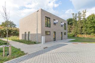Maak kennis met project “Beversluis” in Rotselaar en ontdek deze moderne en duurzame nieuwbouwwoningen, rustig gelegen in een groene en aangename omgeving. <br />Het project omvat in totaal 18 gezinswoningen, aangevuld met een parking en een overdekte fietsenstalling. Binnen dit aanbod stellen wij nu 6 woningen voor die volledig instapklaar worden opgeleverd.<br /><br />Elke woning wordt volledig afgewerkt opgeleverd, zodat je zonder zorgen kunt verhuizen. De afwerking omvat onder meer gelakte binnendeuren voor een stijlvolle en duurzame uitstraling, professioneel uitgevoerde schilderwerken, tot in de puntjes verzorgd, en een aangelegde tuin en terras, zodat je meteen kunt genieten van je buitenruimte. <br />Dankzij deze complete afwerking hoef je geen extra werken meer te plannen of budget te voorzien. Je kiest voor comfort, kwaliteit en gebruiksklaar wonen vanaf dag één.<br />De woningen beschikken over drie slaapkamers, lichte leefruimtes en een mooie tuin, wat ze bijzonder geschikt maakt voor gezinnen of wie op zoek is naar rust en ruimte. <br /><br />De centrale ligging, dicht bij belangrijke verbindingswegen, scholen en winkels, maakt dit project extra aantrekkelijk.<br /><br />Daarnaast is er veel aandacht besteed aan energiezuinig wonen. Elke woning is uitgerust met vloerverwarming op gas, een ventilatiesysteem en zonnepanelen. Dit resulteert in een laag energiepeil en een optimaal wooncomfort, met een lagere energiefactuur als extra voordeel.<br /><br />Plan eenvoudig een bezoek via de website van Malines-Group en ontdek jouw toekomstige thuis in project Beversluis.