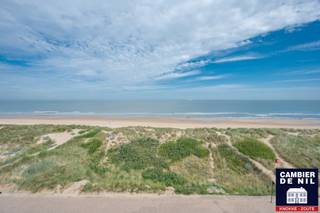 Magnifiek appartement in een standingvolle residentie gelegen op de wandeldijk in het Zoute. Uniek, panoramisch zeezicht. Samenstelling: inkomhal...