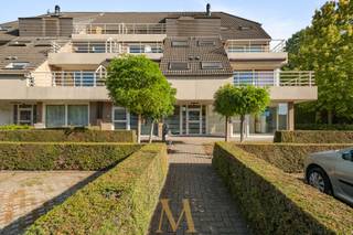 Dit instapklare kantoor in Residentie Chaplin heeft een oppervlakte van ca. 117 m² en werd gerenoveerd in 2013.<br /><br />De indeling bestaat uit een bureauruimte met 5 bureaustations, praktische archiefkasten, een keuken, afzonderlijke toiletten en een berging.<br /><br />Het kantoor is centraal gelegen langs een drukke weg en is hierdoor goed bereikbaar. Vooraan het gebouw is parkeergelegenheid aanwezig.<br /><br />Troeven:
<ul>
<li>ca. 117 m² kantoorruimte</li>
<li>Volledig ingericht</li>
<li>EPC-label B</li>
<li>gerenoveerd in 2013</li>
<li>parkeergelegenheid vooraan</li>
</ul>
<br />Interesse?<br />Contacteer Maxime Vanneste via 0498 44 78 00 of info@maximevanneste.be