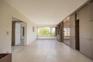 <p><span>Bent je op zoek naar ruimte, licht en modern comfort op een strategische locatie? Dit appartement op de derde verdieping in Borgerhout biedt je een uitzonderlijke woonervaring met een uiterst slimme indeling en een overvloed aan opbergruimte dankzij de vele ingemaakte kasten.</span></p><p><span>De highlights:</span></p><ul><li><span>2 slaapkamers + een extra kamer ideaal als dressing.</span></li><li><span>Hoofdslaapkamer met een ensuite badkamer (bad en wastafel).</span></li><li><span>Open keuken: Functioneel ingericht, naadloos aansluitend op de leefruimte.</span></li><li><span>Gezellig terras: Groot genoeg voor een volwaardige tafel om buiten te eten.</span></li><li><span>Extra comfort: Praktisch apart toilet en een private kelderberging.</span></li></ul><p><span>Indeling en afwerking:</span><span> Je komt binnen via de inkomhal met gastentoilet. De royale leefruimte geniet van een mooie lichtinval. De open keuken is compact en functioneel ingeplant, perfect ontworpen om efficiënt te koken met direct contact naar de eethoek. Via de keuken heeft je toegang tot het terras.</span></p><p><span>Over de buurt:</span><span> De Bikschotelaan ligt in een zeer gegeerde, levendige buurt in Borgerhout, op de grens met Deurne. Je woont hier op een steenworp van het prachtige Te Boelaerpark en Boekenbergpark, ideaal voor sport en ontspanning. De buurt kent een bloeiende sfeer met gezellige buurtpleinen, bakkers en hippe koffiebars. Scholen, openbaar vervoer (tram en bus) en de Antwerpse Velo-stations liggen voor de deur. Bovendien bent je met de wagen binnen enkele minuten op de Antwerpse Ring.</span></p><p><span>Interesse in een bezoek?</span><span> Neem vandaag nog contact met ons op via 03/646.66.55 of lynn@sinjoor.be</span></p>