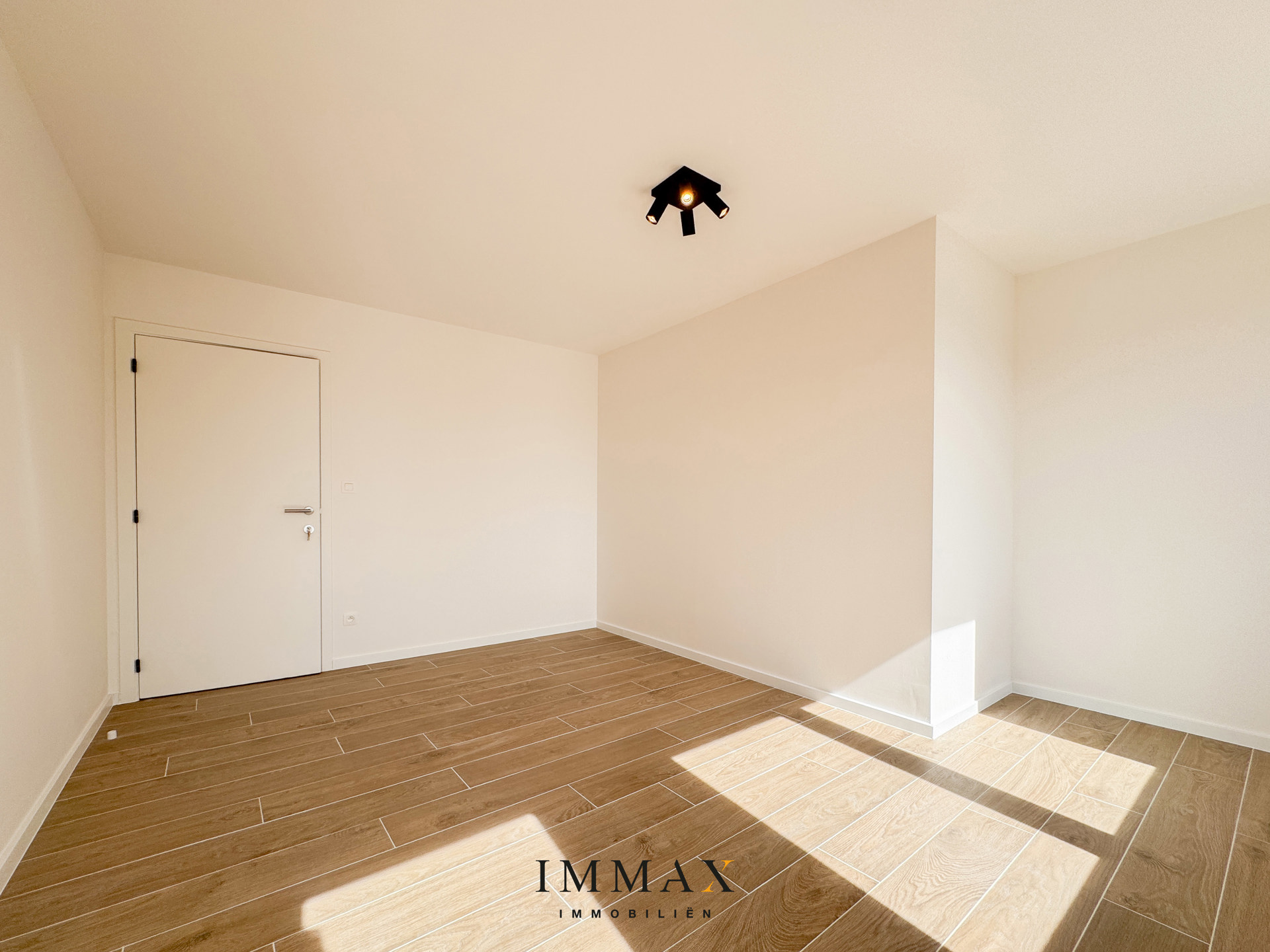 Instapklare woning met zongerichte tuin en inpandige garage - foto 4