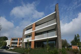 <span><u><strong>BEZOEKMOMENT VOLZET</strong></u></span><br /><br />In de Hollestraat, net buiten de ring rond Leuven, bevindt zich dit appartement met twee slaapkamers en een ondergrondse parkeerplaats. Op wandelafstand liggen winkels, openbaar vervoer en het centrum van Leuven, terwijl de ring, de E314 en de E40 vlot bereikbaar zijn. Het pand combineert deze centrale ligging met een opvallend laag energieverbruik.<br /><br />U komt binnen in de lichtvolle leefruimte, die in open verbinding staat met de volledig ingerichte keuken. Een aparte berging met aansluiting voor wasmachine en droogkast sluit hierop aan. Vanuit de leefruimte hebt u toegang tot een ruim terras. <br />De twee ruime slaapkamers bevinden zich naast de badkamer, uitgerust met douche en ligbad, en een apart toilet.<br /><br />Het appartement beschikt over een private kelder, een ondergrondse parkeerplaats en een gemeenschappelijke fietsenstalling.<br /><br />Wat de energiezuinigheid betreft, geniet deze woning van uitstekende <strong>EPC score A</strong>.<br />De huurprijs bedraagt <strong>€ 1125</strong> per maand, met een maandelijkse provisie van <strong>€ 75</strong> voor de gemeenschappelijke delen. De nutsvoorzieningen zijn ten laste van de huurder. Het appartement is beschikbaar vanaf <strong>01/11/2026</strong>.<br /><br />Interesse in een bezichtiging? Plan snel een afspraak op https://immojanstas.be/nl/huren via onze online agenda, de snelste en efficiëntste manier om een bezichtiging in te plannen! Voor vragen zijn wij beschikbaar op het nummer 016 23 90 81, elke weekdag van 10u tot 13u.