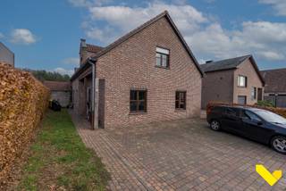 Instapklare gelijkvloerse woning met studio.We betreden deze gelijkvloerse woning via de gemeenschappelijke inkomhal met gastentoilet. Om vervolgens...