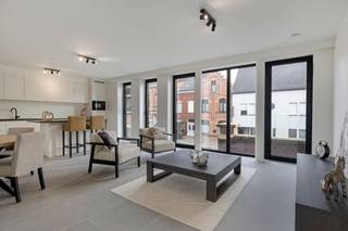 Nieuw en zeer kwalitatief appartement op het eerste verdiep te koop in residentie Arnoldus in Beselare met prachtige leefruimte, mooi terras en 2 slaapkamers. Ideaal voor wie duurzaam wil wonen met een historisch karakter. Volledig geschilderd en voorzien van verlichting. Aankoop aan 6% BTW mogelijk. KIES BESELAREWelkom in het levendige en bruisende Beselare! Een klein dorp met een groot hart. Ambachtelijke slager en bakkers, buurtwinkels, apotheek, verschillende horeca-aangelegenheden… Alles op wandelafstand van de markt.OPTIMALE MOBILITEITAan de afrit van de A19 ligt Beselare erg strategisch. Het is slechts 10 minuten rijden naar Ieper en een kwartiertje naar Roeselare en Kortrijk. Eenmaal ter plaatse is alles bereikbaar met de fiets of te voet. Een fietsenberging kon uiteraard niet ontbreken in dit duurzaam project. Wens je liever de vrije keuze van afwerking? Er is nog een identiek casco-appartement beschikbaar. (LAATSTE 2!) Ervaar de unieke sfeer en hoogwaardige afwerking van Arnoldus!Neem contact op met Maxime op 0493 25 32 64 voor meer informatie of een vrijblijvend bezoek ter plaatse.Het appartement bestaat uit: Inkomhal - Ruime en lichtrijke woonkamer met grote raampartijen - Open keuken met keukeneieland voorzien van inductiekookplaat met ingewerkte dampkap, frigo, combi-oven, dubbele spoelbak en vaatwasmachine - Aansluitende berging/washok (voldoende ruimte) - Leuk en rustig terras - Nachthal met apart toilet - Badkamer voorzien van lavabomeubel en inloopdouche - 2 slaapkamers. Mogelijkheid van aankoop betaalbare privé autostaanplaatsen! Ervaar de unieke sfeer en hoogwaardige afwerking van Arnoldus!Neem contact op met Maxime op 0493 25 32 64 voor meer informatie of een vrijblijvend bezoek ter plaatse.