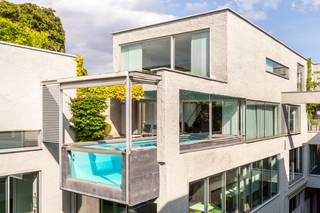 <p>Luxe loft met zwembad, sauna en tuin te ZURENBORG!<br /><br />Als vastgoedmakelaar ben ik enthousiast om u deze buitengewone loft in het bruisende en centraal gelegen Antwerpen te presenteren. Dit unieke pand biedt een ongeëvenaarde woonervaring met eigen parkeergelegenheden, en is omgeven door groen, wat zorgt voor een oase van rust te midden van de stadsdrukte.</p>
<p>Het pand beschikt over eersteklas faciliteiten zoals een zwembad en sauna, en heeft zowel een privé-ingang als een privé-lift voor optimaal comfort.</p>
<p>De loft biedt twee grote, flexibele ruimtes die naar wens kunnen worden ingericht als woonkamer, bureau of leeshoek. De living is een lichte, open ruimte met een strakke uitstraling en een sfeervolle haard. De royale ingebouwde kasten zorgen voor uitstekende opbergruimte, waardoor deze loft niet alleen stijlvol is, maar ook bijzonder functioneel.</p>
<p>De moderne keuken is perfect uitgerust met een royaal keukeneiland dat voorzien is van een wastafel en kookplaat, omringd door kasten. De keuken heeft directe toegang tot de tuin en het terras via schuifdeuren, waardoor binnen- en buitenleven moeiteloos in elkaar overgaan.</p>
<p>De master suite biedt een adembenemend uitzicht vanaf het terras en beschikt over een elegante badkamer met een vrijstaand bad, dubbele wastafels, een ruime betegelde douche en een royale dressing voor al uw opbergbehoeften. De tweede slaapkamer heeft een eigen badkamer, wat bijdraagt aan extra privacy.</p>
<p>Voor extra gemak zijn er twee autostaanplaatsen beschikbaar aan 30.000 euro per plaats.</p>
<p>Voor meer info of een afspraak voor een persoonlijke rondleiding contacteer je Amparo op 0478 68 29 86 of via Amparo@reds.be</p>
