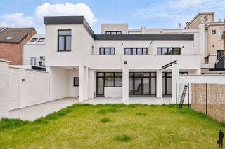 <p><strong><span>Prachtig gerenoveerd appartement met 2 slaapkamers en ruime tuin van 263 m² nabij het centrum van Mechelen.</span></strong></p>
<p><strong><span>BEKIJK ZEKER ONZE (VIRTUELE) GRONDPLANNEN EN ATTESTEN VOOR DE INDELING EN EXTRA INFORMATIE.</span></strong></p>
<p><span>Bent u op zoek naar een ruim en instapklaar appartement met een uitzonderlijk grote tuin op een toplocatie? Dan is dit prachtig gerenoveerde appartement zeker een bezoek waard. Met een bewoonbare oppervlakte van 115 m², een kwalitatieve totaalrenovatie in 2025, een zonnig zuidgericht terras en een privatieve tuin van maar liefst 263 m² combineert deze eigendom ruimte, karakter en hedendaags wooncomfort. Dankzij de ligging aan de stadsrand bevindt u zich bovendien op wandel- en fietsafstand van het bruisende centrum van Mechelen.</span></p>
<p><strong><span>ALGEMENE KENMERKEN:</span></strong></p>
<ul>
<li><span>Ruim, lichtrijk en karaktervol appartement</span></li>
<li><span>Bewoonbare oppervlakte van 115 m²</span></li>
<li><span>Kwalitatieve totaalrenovatie in 2025 met behoud van authentieke elementen</span></li>
<li><span>2 volwaardige slaapkamers</span></li>
<li><span>Ruime leefruimte met open keuken (50 m²)</span></li>
<li><span>Zonnig, zuidgericht terras en privatieve tuin van 263 m²</span></li>
<li><span>Open zicht op de Sint-Romboutskathedraal</span></li>
<li><span>Inclusief fietsenstalling</span></li>
<li><span>Autostaanpaats optioneel bij aan te kopen</span></li>
<li><span>Gelegen aan de stadsrand, op wandel- en fietsafstand van het centrum van Mechelen</span></li>
<li><span>Vlotte bereikbaarheid via winkels, scholen, openbaar vervoer en de E19</span></li>
</ul>
<p><strong><span>TECHNISCHE KENMERKEN:</span></strong></p>
<ul>
<li><span>Gunstige EPC-score: 166 kWh/(m²/jaar) – Label B</span></li>
<li><span>Elektrische installatie conform AREI</span></li>
<li><span>Asbestveilig</span></li>
<li><span>Verwarming op aardgas</span></li>
</ul>
<p><strong><span>INDELING:</span></strong></p>
<ul>
<li><span>Inkomhal</span></li>
<li><span>Ruime en lichtrijke leefruimte met open keuken (50 m²)</span></li>
<li><span>Moderne badkamer met douche, dubbele lavabo en toilet (8,5 m²)</span></li>
<li><span>Aparte wasplaats (4,5 m²)</span></li>
<li><span>Eerste slaapkamer (12 m²)</span></li>
<li><span>Tweede slaapkamer (11 m²)</span></li>
<li><span>Zonovergoten terras en privatieve tuin (263 m²)</span></li>
</ul>