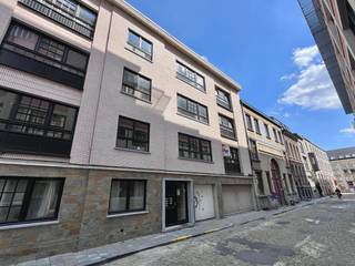 Meubeltjes plaatsen en klaar... Bent u op zoek naar een instapklaar appartement dat een grondige renovatie genoot, dan is dit uw kans !! Het appartement bevindt zich in een kleinschalige residentie, op een steenworp van 'het Zuid' & het Sint-Annaplein en op een boogscheut van het historisch centrum & andere voorzieningen/faciliteiten.<br /><br /><u>Indeling</u>, eerste verdiep (lift aanwezig):<br />centrale inkomhal, lichtrijke woonkamer met open-keuken (hedendaags geïnstalleerd), apart toilet, badkamer, berging en 2 slaapkamers.<br /><br /><u>Technisch</u>:<br />centrale verwarming op aardgas (condensatieketel), aparte tellers EGW, kwaliteitsvolle afwerking (massieve parket) en EPC-label: B.<br /><br /><u>Extra troeven</u>:<br />- volledig instapklaar en vrij bij akte<br />- elektrische installatie conform<br />- leuke stijlaccenten in het interieur<br />- beperkte gemeenschappelijke kosten<br /><br />Bezoek na afspraak met Immoboss: <strong>stefaan@immoboss.be</strong> of <strong>0497 02 44 33</strong>