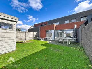 <p>Energiezuinige woning op het einde van een doodlopende straat bestaande uit een inkomhal met gastentoilet, ruime lichtrijke woonkamer + bureauhoek, uitgeruste keuken met eetplaats, aanpalende was/bergplaats, garage met sectionale poort en een onderhoudsvriendelijke tuin met aangelegde terras en tuinberging. Op het verdiep zijn 3 volwaardige slaapkamers, ingerichte badkamer (ligbad met douchemogelijkheid, lavabomeubel en toilet), nachthal met berging en een trapluik naar de zolder die mits het plaatsen van een vaste trap kan afgewerkt worden met een 4<sup>de</sup> slaapkamer.</p>
<p></p>
<p>Extra troeven:</p>
<ul>
<li>Energiezuinig</li>
<li>Recent vernieuwde chauffageketel</li>
<li>Conforme keuring elektriciteit</li>
<li>Regenwaterput</li>
<li>Op het einde van een doodlopende straat</li>
<li>Privatieve oprit voor 3 wagens</li>
<li>Instapklaar</li>
</ul>
<p></p>
<p>Deze woning is te koop ZONDER makelaar via het concept van Smart Houses! Wenst U verdere inlichtingen of bezoek? Contacteer rechtstreeks de eigenaar via <span>+32480657707</span></p>
