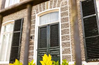 <p>Op zoek naar een unieke plek met karakter én mogelijkheden? Deze <strong>authentieke woning</strong> biedt een zeldzame kans voor wie houdt van charme en ruimte. Hoewel de woning nog <strong>te renoveren</strong> is, schuilt er <strong>heel veel potentieel</strong> achter de gevel.</p>
<p>Met maar liefst <strong>6 slaapkamers</strong>, <strong>2 keukens</strong> en <strong>2 badkamers</strong> is dit een pand dat zich perfect leent voor uiteenlopende woonvormen. Zo kan de woning bijvoorbeeld eenvoudig gebruikt worden als <strong>kangoeroewoning</strong>, ideaal voor wie samen wil wonen met familie maar toch ieders privacy wil bewaren.</p>
<p>Bovendien geniet je van een <strong>mooie tuin</strong>, waar je in alle rust kan ontspannen of gezellige momenten kan beleven met vrienden en familie. Achteraan de woning zijn er ook <strong>parkeermogelijkheden</strong>, een praktisch pluspunt in deze tijd.</p>
<p>Kortom: een eigendom dat wacht op iemand die de charme van het huis weet te waarderen en het wil omtoveren tot een echte parel.<br /><br />Richtprijs: 498.000€</p>
<p>Ben je klaar om de mogelijkheden zelf te ontdekken? Maak dan snel een afspraak voor een bezoek!<br />Contacteer Ruben op 0479/ 03 90 17 of via e-mail op ruben@cornelis-partners.be</p>