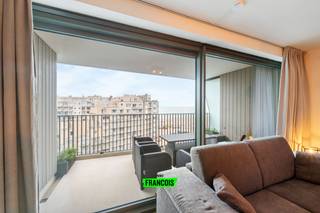 In de prestigieuze Crystal Residence, een residentie die uitblinkt door haar elegante architectuur en hoogwaardige afwerking, bevindt zich deze instapklare studio (bouwjaar 2021). Hier geniet u dagelijks van een uniek zeezicht en een luxueuze woonbeleving aan de Belgische kust.<br /><br />🏡 Indeling<br /><br />De studio beschikt over een lichtrijke woon- en eetruimte met groot schuifraam en frontaal zeezicht 🌅. De open keuken is volledig uitgerust met moderne toestellen 🍳 (combi-oven, koelkast, vaatwasser, dampkap en inductiekookplaat). Via de inkomhal, die praktisch werd ingericht met een op maat gemaakt wandbed 🛏️, creëert u eenvoudig een aparte slaapruimte. De stijlvolle badkamer is voorzien van douche 🚿, wastafel en toilet.<br /><br />⭐