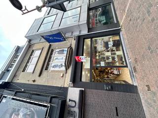 Menen - Handelspand met woont te koop in Menen.Bestaande uit handelspand met sanitair1ste verdieping: woonkamer2de verdieping: 1 slaapkamer en...