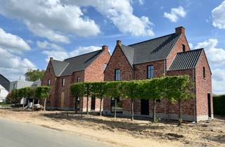 Nieuwbouw met geothermie in Viversel<br /><br />In de Sint-Quirinusstraat realiseren we drie landelijke woningen waarin de nadruk op comfort, ruimte en een hoogwaardige afwerking ligt. <br />De rustige ligging zorgt voor een aangename woonomgeving. Tegelijkertijd is er een vlotte verbinding naar de E313 en E314. <br />Twee woningen vonden reeds een eigenaar. Wordt dit jouw nieuwe thuis?<br /><br />Met een bewoonbare oppervlakte van 233 m² biedt deze woning alle ruimte om comfortabel te wonen. <br />Je komt binnen via een lichtrijke inkomhal met gastentoilet. Aansluitend bevindt zich een aparte bureauruimte, ideaal voor thuiswerk.<br />De leef- en eetruimte sluiten naadloos aan op de open keuken en vormen het hart van de woning. Grote raampartijen zorgen voor overvloedig natuurlijk licht en een sterke connectie met de tuin. Naast de keuken is er een ruime berging voorzien.<br /><br />Op de eerste verdieping bevinden zich drie volwaardige slaapkamers, een badkamer en een apart toilet. <br />De tweede verdieping is een open zolderruimte die je volledig naar eigen wens kan invullen, bijvoorbeeld als extra slaapkamers of een polyvalente ruimte.<br /><br />Met een E-peil lager dan 20 is deze woning klaar voor de toekomst. Dankzij een geothermische warmtepomp, vloerverwarming en passieve koeling geniet je het hele jaar door van een aangenaam en energiezuinig binnenklimaat. Ventilatie type D en zonnepanelen zijn standaard voorzien.<br /><br />De tuin wordt volledig aangelegd en vormt een rustige, groene buitenruimte met ruim terras. Volwassen hagen zorgen voor onmiddellijke privacy en een mooi ingekaderd geheel. Daarnaast is een laadpunt voor een elektrische wagen voorzien.<br /><br />De woning wordt casco+ aangeboden, zodat je keuken, badkamer, vloeren en binnendeuren nog volledig naar eigen smaak kan afwerken.<br /><br />Grondaandeel: 135.000 EUR<br />Constructie: 288.000 EUR<br />Aankoopprijs, inclusief registratie en btw: 499.680 EUR<br />Instapklaar: 550.000 EUR<br /><br />Interesse? Neem gerust contact op voor meer informatie of een afspraak via info@quintensinvest.be