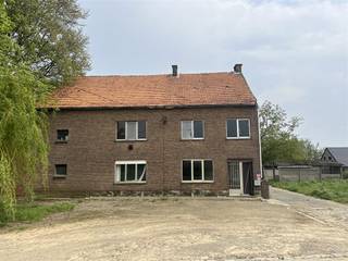 <p><span><span><span>Deze ruime woning biedt tal van mogelijkheden en is perfect voor wie op zoek is naar een project om een droomhuis te realiseren. Met vier kamers boven en een extra slaapkamer beneden, is er genoeg ruimte voor het hele gezin. De benedenverdieping is voorzien van een veranda met een handige kitchenette. De ruime leefruimte met een sfeervolle kachel biedt volop mogelijkheden voor gezellig samenzijn en entertainment. Ontdek de charme van deze woning met zijn unieke indeling, waarbij de schuifdeuren vanuit de keuken leiden naar zowel de eerste verdieping als de kelder en waardoor elke ruimte optimaal benut wordt. De badkamer met lavabo en douche is nog volledig zelf in te richten naar eigen smaak.<br />Bovendien zijn er nog verschillende stallingsmogelijkheden voor paarden of andere dieren.<br />Maak van deze woning jouw eigen oase van comfort en geniet van de mogelijkheden die het te bieden heeft!</span></span></span></p>