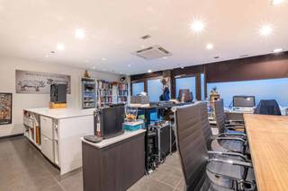 <p><b><u>HANDELSGELIJKVLOERS:</u></b> het gelijkvloers, met een oppervlakte van maar liefst 245m², werd in 2009 volledig vernieuwd en beschikt over een winkelruimte.<br />Aansluitend de winkelruimte bevindt zich het atelier dat afgewerkt is met kwalitatieve materialen en inrichting.<br />Het atelier is onderverdeeld in twee gedeeltes waarvan het eerste gedeelte beschikt over een volledig ingerichte keuken met afzonderlijke afwashoek. In het tweede gedeelte is er een diepvries- en koelcel aanwezig.<br />De werkruimtes zijn ook toegankelijk via een aparte leveranciers-ingang met hal die tevens gebruikt kan worden als stockage-ruimte.</p>
<p>Het handelsgelijkvloers biedt ook tal van andere mogelijkheden qua gebruik (oa. kantoor, ...).</p>
<p><b><u>WONING:</u></b> de woning, die zich boven het handelsgedeelte bevindt, werd in 2012 volledig nieuw gebouwd en met hoogwaardige en kwaliteitsvolle materialen ingericht.<br />Voor de inrichting werd er gekozen voor een landelijke stijl met warme toetsen en stijlvolle details.<br />Via een aparte inkom kom je in de hal met prachtige eiken trap.<br />In de gezellige en tevens ruime woonkamer met gashaard is er nog een afgescheiden gedeelte dat als bureauruimte kan gebruikt worden en de aansluiting naar het groot leef-terras met mooi & groen uitzicht.<br />Bij het binnenkomen in de prachtige landelijke keuken springen meteen het natuurstenen werkblad en het gasfornuis in het oog. Ook de afwerkingsgraad en de stijlvolle maatkasten maken het plaatje compleet. Verder is de keuken volledig voorzien van de gebruikelijke apparaten (dampkap, koelkast, vaatwas).</p>
<p>Op de verdieping bevinden er zich vier ruime slaapkamers, een prachtig ingerichte badkamer met ligbad en inloopdouche.</p>
<p>Verder is er nog een zolder waar de recente verwarmingsketel (HR-top ketel) zich bevindt en waar u zeker voldoende bergruimte zal hebben.</p>
<p><strong>Aangrenzende renovatiewoning als extra troef!</strong><br />Naast deze instapklare en hoogwaardige woning bevindt zich een aanpalende totaalrenovatie die optioneel kan bijgekocht worden. Dit biedt tal van opportuniteiten: richt de woning in als investeringspand voor verhuur, breid de bestaande woning uit met extra kamers, of transformeer het pand tot een ruime garage of magazijnruimte. Een unieke kans voor wie op zoek is naar meer ruimte, flexibiliteit of rendement op één toplocatie!</p>
<p>Laat u verrassen door de afwerkingsgraad en de kwalitatieve materialen in deze woning, absoluut een bezoek waard!</p>