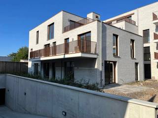 <strong>INDELING<br />1STE VERDIEPING</strong><br />Inkomhal met ingemaakte kasten, toiletruimte met handenwasser, badkamer voorzien van dubbel badkamermeubel en inloopdouche, 2 slaapkamers waarvan 1 met ingemaakte kasten, woonkamer met open keuken voorzien van de volgende toestellen: vaatwasmachine, inductiekookplaat, afzuigkap, combi-oven en koelkast, berging/wasplaats voorzien van warmtepomp, ventilatiesysteem type D, waterontharder en aansluiting voor wasmachine/droogkast.<br /><br /><strong>BUITEN</strong><br />Zonnig terras.<br /><br /><strong>KELDERVERDIEPING</strong><br />Autostaanplaats P21 en berging 21.<br /><br /><strong>POSITIEVE ASPECTEN</strong><br />Energiezuinig nieuwbouwappartement<br />TOP-ligging op de Vrijheid in Hoogstraten<br />Appartement wordt volledig opgeschilderd<br />Ondergrondse autostaanplaats en kelderberging<br /><br /><em>Gemeenschappelijke kosten: € 100,00/maand (jaarlijks herzienbaar).</em>