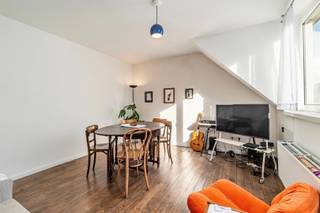 <p><span>Dit appartement is ideaal voor wie op zoek is naar leuke flat in een levendige en fijne woonbuurt, in het centrum van Gent. </span></p><p><span> </span></p><p><span>Het appartement beschikt over twee ruime slaapkamers, perfect als alleenstaande, koppel, als starterswoonst of als investering. Met een totale bewoonbare oppervlakte van circa 70 vierkante meter is dit appartement efficiënt ingedeeld en werd er optimaal gebruik gemaakt van de beschikbare ruimte. De woonkamer is een gezellige ingericht met grote raamoppervlakken die veel natuurlijk licht binnenlaten. De keuken is goed uitgerust en functioneel, met een eethoek waar je aangenaam kan tafelen. De badkamer is verzorgd en voorzien van alle nodige sanitair, inclusief een toilet en wastafel + aansluiting wasmachine. Het pand werd doorheen de jaren gerenoveerd en dit appartement combineert functionaliteit en karakter. De locatie is uitstekend, met openbaar vervoer, groen en diverse winkels en horeca in de omgeving. Als extra troef: dit appartement beschikt over een extra zolderruimte (circa 38m²) die verder kan ingericht/afgewerkt worden en desgewenst intern met het appartement kan verbonden worden. Het appartement is op heden verhuurd. </span></p><p><span> </span></p><p><span>Een garage kan optioneel mee aangekocht worden en varieert van € 27.000 tot € 45.000 (straatzijde). Een kostenaandeel basisakte valt ten laste van de koper. Het appartement is beschikbaar bij akte. </span></p><p><span>Mis deze opportuniteit niet en kom langs tijdens de kijkdag op donderdag 15 oktober, mits afspraak via de Fooz vastgoed op 09/225.00.78.</span></p><p><span> </span></p>