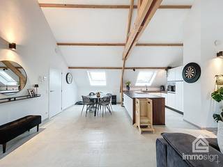 PLUSPUNTEN:<br />🏡 Woonoppervlakte van 107,83 m²<br />🛏️ 2 ruime slaapkamers (17,23 m² en 11,16 m²)<br />🌞 Zonnig zuidgericht terras van 11,16 m²<br />📦 Zolder én kelderberging<br />🚗 Carport met extra parkeerplaats<br />♻️ Energiezuinig met label A (E-peil E46)<br /><br />ALGEMEEN:<br />✨ INSTAPKLAAR APPARTEMENT MET KARAKTER EN COMFORT ✨<br />Op zoek naar een instapklaar appartement met stijl, ruimte en een warme uitstraling? Dan is dit pareltje op de bovenste verdieping van een kleinschalige residentie in Leopoldsburg precies wat je zoekt!<br />Dit prachtig afgewerkte appartement straalt karakter uit dankzij de open leefruimte met zichtbaar dakgebinte tot in de nok — een echte eyecatcher die je meteen charmeert.<br /><br />Je betreedt het appartement via een uitnodigende inkomhal die overgaat in een ruime leefruimte met open keuken en toegang tot het zonnige terras. De keuken is uitgerust met hoogwaardige toestellen zoals een vaatwasser, combi-oven en ingebouwde koelkast, én biedt heel wat kastruimte. Verder vind je:
<ul>
<li>Een aparte berging en technische ruimte met plaats voor wasmachine, droger en eventueel extra vriezer</li>
<li>Twee volwaardige slaapkamers, die een bovengemiddelde oppervlakte hebben(17,23 m² en 11,16 m²)</li>
<li>Een moderne badkamer met inloopdouche, toilet en dubbele lavabo met praktische lades</li>
</ul>
Extra troeven:
<ul>
<li>Privatieve zolder via ladderluik</li>
<li>Kelderberging</li>
<li>Carport met tuinberging achteraan het gebouw (Vloosstraat)</li>
<li>Bovenstandaard afgewerkte keuken</li>
<li>Loftgevoel dankzij open dakstructuur in de leefruimte</li>
</ul>
TOPLOCATIE & ENERGIEZUINIGHEID:<br />Dankzij de ligging op de tweede (en hoogste) verdieping geniet je van maximale rust en privacy. Bovendien woon je op wandelafstand van winkels, scholen, horeca, openbaar vervoer, sportfaciliteiten én parken.<br /><br />Met een energiezuinig A-label (E46) houd je de energiekosten laag, wat dit appartement ook interessant maakt als investering. <br />Let op: het appartement is enkel bereikbaar via een trap en minder geschikt voor mensen die slecht ter been zijn.<br /><br />INDELING:<br />-1: kelderberging<br />0: carport, tuinberging, gemeenschappelijke inkomhal<br />+2: inkomhal, berging, leefruimte met open keuken, zuidgericht terras, nachthal, wasplaats / berging, slaapkamer 2, badkamer en slaapkamer 2<br />+3: zolder via ladderluik<br /><br />FINANCIERING:<br />Denk eraan: enkel Belgische hypotheken zijn van toepassing. Heb je je financiële situatie al op orde? Dat versterkt je positie als kandidaat-koper.<br /><br />VERKOPEN OF VERHUREN?<br />Immosign Plus is steeds op zoek naar nieuw aanbod voor onze zoekende klanten. Wil je zelf verkopen of verhuren? Vraag gerust naar onze succesvolle aanpak – geheel vrijblijvend.<br /><br />MIS NIKS!<br />Niet gevonden wat je zocht? Schrijf je gratis in via onze website en blijf automatisch op de hoogte van ons nieuwste aanbod:<br />👉 www.immosign-plus.be/nl/hou-me-op-de-hoogte<br /><br />BEZICHTIGING:<br />Nieuwsgierig geworden?<br />Aarzel niet en plan vandaag nog een bezoek! Bel ons op +32 89 87 03 67 of mail naar info@immosign-plus.be.<br /><br />