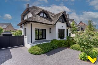 Deze sfeervolle en stijlvolle woning combineert karakter, comfort en hedendaags woonplezier op harmonieuze wijze. Deze prachtige cottagewoning...