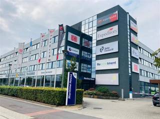 <p><span>Kantoren Maritime House Noorderlaan</span></p><p><span> </span></p><p><span>Makkelijk bereikbaar. Dicht bij de haven.</span></p><p><span> </span></p><p><span>540 m² kantoor beschikbaar aan €125/m²/jaar. </span></p><p><span>Kleinere oppervlaktes huren is mogelijk. </span></p><p><span> </span></p><p><span>Bijkomende maandelijkse kosten: vaste kosten, voorschot op KI</span></p><p><span>15 parkeerplaatsen beschikbaar (€69/maand parking)</span></p><p><span>3 maanden huurwaarborg</span></p><p><span> </span></p><p><span> </span></p><p><span>Voor een bezoek neem contact op via 036466655 of info@sinjoor.be</span></p>