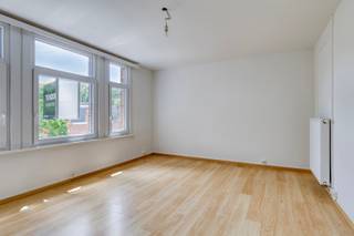 <p>Op de tweede verdieping van een karaktervolle herenwoning in de rustige en groene Sint-Annalei ligt dit stijlvol één-slaapkamerappartement. In 2021 werd het volledig vernieuwd inclusief dakwerken conform de geldende normen en behoud van authentieke elementen. <span>Belangrijk: momenteel EPC C maar de achtergevel wordt nog geïsoleerd ten laste van de huidige eigenaar.</span><br /><br /><br /><strong>Indeling:</strong><br />Je komt binnen in de ruime keuken, volledig uitgerust met oven, ijskast, diepvriezer, keramische kookplaat, dampkap en een praktische kast voorzien voor wasmachine en droogkast. Aansluitend, centraal bevindt zich de leefruimte. Vooraan vind je de ruime en lichte slaapkamer met een elegante sierschouw en uitzicht op de groene straat. Helemaal achteraan ligt de recente badkamer, ingericht met een inloopdouche, dubbele lavabo met meubel en een toilet.<br /><br /><strong>Bijzonderheden:<br /></strong>Volledige renovatie in 2021.<br />Dak conform huidige normen.<br />Elektrische installatie conform.<br />EPC-label C.<br />De achtergevel wordt nog geïsoleerd.<br />Lichtrijk en zicht op de groene omgeving.<br /><br /><strong>Ligging:</strong><br />De Sint-Annalei is een rustige, charmante straat in het hart van Mortsel, omgeven door groen. Op wandelafstand vind je winkels, openbaar vervoer en gezellige horecazaken. Dankzij de centrale ligging ben je snel in Antwerpen.</p>