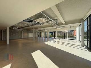 Uitzonderlijk modern en stijlvol nieuwbouw kantoor/showroom met een oppervlakte van 500 m² te huur. Uitstekend gelegen langs én met fenomenale <strong>visibiliteit </strong>van de bedrijvige Westerring (N60) met onmiddellijke verbinding naar de <strong>E17</strong>. <br /><br />Het gebouw is opgedeeld in een gelijkvloerse- en eerste verdieping. De grote glaspartijen benadrukken de moderne en open uitstraling van de ruimte met een overvloed aan natuurlijk lichtinval. De ruimtes zijn voorzien van een <strong>high-end</strong> afwerking: sanitair, verwarming, koeling, ventilatie, volledig uitgeruste keuken, douche, parlofoon, zonnewering, computervloer, ...<br /><br />Tevens aanwezigheid van 2 privatieve <strong>terrassen </strong>en ruime <strong>parkeermogelijkheden </strong>met camerabewaking. <strong>Onmiddellijk beschikbaar</strong>. <br /><br />Contacteer <strong>PANORAMA </strong>voor bijkomende inlichtingen, plannen of een vrijblijvend plaatsbezoek<strong> 09 225 09 02</strong>.