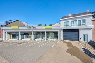 <strong>Te Koop: Commercieel Gebouw met Showroom, Kantoren, Magazijn & Buitenterrein – Kruissteenweg 201, Tongeren-Borgloon</strong><br /><br />WINFERA VERHUIST!<br /><br />Adres: Kruissteenweg 201, 3700 Tongeren-Borgloon <br />Totale oppervlakte binnenruimte: ca. 1.445 m²<br />Ruim achterliggend buitenterrein<br />Beschikbaar in overleg met eigenaar<br /><br />Dit veelzijdig commercieel pand is ideaal gelegen langs de druk bereden Kruissteenweg (N79) tussen Tongeren en Borgloon. De ligging combineert uitstekende bereikbaarheid met maximale visibiliteit – ideaal voor bedrijven die op zoek zijn naar een representatieve uitvalsbasis in de regio.<br /><br />Indeling & Oppervlaktes:<br />-Gelijkvloers:<br />Showroom met geïntegreerde burelen: ca. 336 m²<br />Aparte kantoorruimte: ca. 22 m²<br />Magazijnruimte met 2 poorten: ca. 885 m²<br />-Verdieping:<br />Kantoren (1e verdieping): ca. 85 m², lichtrijke ruimtes geschikt voor administratie of vergaderzalen (mogelijkheid tot woning)<br />-Kelders:<br />Kelderruimte 1: ca. 45 m²<br />Kelderruimte 2: ca. 72 m²<br />-Ruim achterliggend buitenterrein van ca 1250m²<br /><br />Troeven:<br />✅ Multifunctioneel gebouw met showroom, kantoren & magazijn<br />✅ Grote oppervlakte: in totaal ca. 1.445 m² bebouwd<br />✅ Zeer goede bereikbaarheid & zichtlocatie langs N79<br />✅ Veelzijdig inzetbaar: groothandel, toonzaal, e-commerce, KMO, logistiek…<br />✅ Ruime parkeermogelijkheid en opslag achteraan<br /><br />*Pand is volledig gelegen in woongebied wat mogelijkheden biedt naar (her)ontwikkeling.<br /><br />Voor meer info en/of een bezichtiging: info@jansenrealestate.be - 011/39 90 50