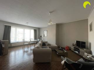 <p><span>In de gegeerde Oosterveld wijk in Wilrijk vinden we dit ruime 2 - slaapkamer appartement, gelegen op de 2de verdieping van een goed onderhouden gebouw. </span></p><p><span>Deze wijk is vooral gekend voor zijn rustige en groene omgeving, doch met openbaar vervoer, winkels, apotheek en het Augustinus ziekenhuis op wandelafstand.</span></p><p><span> </span></p><p><span>Indeling:</span></p><p><span>Via de traphal bereiken we de 2de verdieping , waarna we het appartement betreden in de centrale inkomhal met een authentieke blokjes-parket. Aan de voorzijde van het appartement bevindt zich de lichtrijke woonkamer eveneens met blokjes-parket. Aansluitend vinden we de ingerichte keuken, voorzien van kasten, een kookvuur op gas, dampkap, een dubbele spoelbak. Tevens bevindt zich hier ook de aansluiting voor wasmachine. </span></p><p><span> </span></p><p><span>De badkamer beschikt over een bad/douche- combinatie en een enkele lavabo met spiegel. Je kan gebruik maken van een apart toilet.</span></p><p><span>De slaapkamers (16m² en 10m²) treffen we aan de achterzijde van het gebouw, waarvan één met toegang naar het zonnige terrasje.</span></p><p><span> </span></p><p><span>Bij het appartement hoort er ook nog een garagebox verplicht bij te huren aan 55 euro!</span></p><p><span> </span></p><p><span>Nuttige info:</span></p><ul><li><span>Beschikbaar: 15/08/2026</span></li><li><span>Lage maandelijkse kosten: € 25,-</span></li><li><span>Huurwaarborg: 3 maanden</span></li><li><span>Plaatsbeschrijving: € 225,- (per partij)</span></li><li><span>EPC: 191 kWh/m² label B</span></li></ul><p><span> </span></p><p><span>Boek nu zelf ONLINE uw afspraak in. Surf naar het betreffende eigendom op onze website <span>www.habicom.be</span></span><span> en klik op de roze knop </span><span>'PLAN EEN BEZOEK'</span><span>. </span></p><p><span>Voor meer info surf naar <span>www.habicom.be</span></span><span>.</span></p><p><span> </span></p><p><span> </span></p><p><span> </span></p><p><span> </span></p><p><span> </span></p>