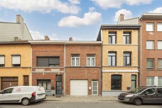 <p><span>Maison de ville avec garage et jardin ensoleillé à Den Dam</span></p><p><span> </span></p><p><span>Vous recherchez une maison prête à emménager dans un quartier qui ne cesse de gagner en attractivité ? Alors vous êtes au bon endroit dans la Maasstraat. Vous habiterez ici à Den Dam, à quelques pas du parc Spoor Noord et de la place Vetten Osplein, récemment réaménagée. Le quartier est en plein essor, avec de nouveaux parcs, des écoles et des infrastructures qui le rendront encore plus attrayant dans les années à venir. Un endroit où il fait déjà bon vivre aujourd’hui et dont l’avenir s’annonce prometteur. </span></p><p><span> </span></p><ul><li><span>3 chambres </span></li><li><span>2 salles de bains (possibilité d’en ajouter une troisième) </span></li><li><span>Jardin urbain ensoleillé offrant beaucoup d’intimité </span></li><li><span>Garage spacieux de 29 m² avec accès direct à la maison </span></li><li><span>Climatisation </span></li><li><span>PEP C </span></li></ul><p><span> </span></p><p><span>Dès l’entrée, le caractère de la maison saute aux yeux. La rampe d’escalier d’origine confère un charme supplémentaire au hall d’entrée. À l'arrière se trouve une pièce pouvant parfaitement servir de chambre, de bureau ou d'atelier. Les raccordements pour une salle de bains supplémentaire y sont déjà prévus. Le couloir, doté d'une verrière, donne accès au jardin ensoleillé, où vous pourrez profiter du grand air en toute tranquillité.</span></p><p><span> </span></p><p><span>Le garage de pas moins de 29 m² est sans aucun doute l’un des principaux atouts de cette maison. Il offre largement assez de place pour une voiture, des vélos, une moto ou même un triporteur. Grâce au portail automatique et à l’accès direct à la maison, vous entrez toujours confortablement, même avec vos courses ou par temps de pluie.</span></p><p><span> </span></p><p><span>À l’entresol se trouve une chambre avec une salle de bains attenante, équipée d’une douche et de toilettes.</span></p><p><span> </span></p><p><span>Le premier étage constitue le cœur de la maison. Vous y trouverez un espace de vie convivial avec une cuisine ouverte, équipée de tous les appareils nécessaires. Un endroit agréable pour cuisiner, partager un repas dans une ambiance chaleureuse ou recevoir des amis et de la famille.</span></p><p><span> </span></p><p><span>Le deuxième étage est entièrement aménagé en suite parentale. La chambre spacieuse donne sur une grande salle de bains baignée de lumière naturelle, dotée d’une baignoire et d’une douche séparée.</span></p><p><span> </span></p><p><span>De plus, la maison est équipée d’une climatisation pouvant aussi bien refroidir que chauffer. La chaudière a également été contrôlée récemment.</span></p><p><span> </span></p><p><span>Une maison pleine de caractère, prête à emménager, offrant un espace étonnamment vaste dans un quartier qui ne cesse de gagner en attractivité. </span></p><p><span> </span></p><p><span>Organisez votre visite via <span>www.sinjoor.be</span></span><span> ou appelez-nous au 03 283 05 00 pour plus d'informations.</span></p><p><span> </span></p>