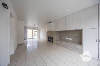 <ul>
	<li>Deze ruime woning is gelegen in een <strong>rustige woonwijk</strong> te Bredene.</li>
	<li>De woning werd recent <strong>gerenoveerd</strong> en is volledig instapklaar.</li>
	<li>Zijn onder andere aanwezig: vernieuwd binnen -en buitenschrijnwerk, <strong>lucht/lucht warmtepomp</strong>, gashaard, gloednieuwe badkamer, ...</li>
	<li>De indeling is als volgt:<br />- Kelder met aansluiting voor wasmachine en droogkast.<br />- glv: inkom, toilet, ruime leefruimte met open keuken, aansluitend terras en <strong>garage</strong> achteraan.<br />- 1<sup>e</sup>: hal, toilet, badkamer met inloop douche, berging en <strong>twee zeer ruime slaapkamers.</strong><br />- 2<sup>e</sup>: Zolderruimte die volledig afgewerkt is als <strong>volwaardige slaapkamer</strong>.</li>
	<li>Bijkomende kenmerken: <strong>gunstige EPC score met label A </strong>en conforme elektrische keuring.</li>
	<li>Deze woning is de ideale gezinswoning!</li>
</ul>