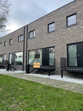 Welkom bij deze moderne woning in Kemzeke, een hedendaagse woningontwerp dat comfort en stijl perfect combineert. Dit eigentijdse huis beschikt...