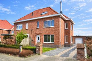 Deze instapklare halfopen woning in Lievegem combineert een rustige ligging met een uitstekende bereikbaarheid. 

Winkels, dienstencentra en scholen bevinden zich vlakbij, terwijl de vlotte uitvalswegen richting Gent, Brugge en Antwerpen het woon-werk verkeer toegankelijk maken.

De woning werd volledig gerenoveerd in 2016 en biedt hedendaags comfort met een gunstig EPC. Binnen geniet u van veel volume en een lichtrijke leefruimte, een tijdloze keuken met keukeneiland en tal van opbergmogelijkheden. 

Met vier volwaardige slaapkamers, verdeeld over de eerste en tweede verdieping, en een volledig ingerichte badkamer is dit de ideale gezinswoning, ook perfect geschikt voor samengestelde gezinnen. Maar dit pand biedt ook mogelijkheden om als zelfstandige wonen en werken te combineren.

Buiten vindt u een terras, een grote tuin, een apart atelier, een garage en maar liefst vier staanplaatsen. Dit is een buitenkans; een goed onderhouden woning die instapklaar is.

Wenst u een bezoek te brengen aan de instapklare woning? Maak uw afspraak via www.vastgoedunicum.be of stuur een e-mail naar verhuur@vastgoedunicum.be.


