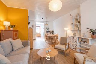 Doe een bod vanaf 359 000 euroOntdek deze prachtige eengezinswoning, ideaal voor een gezin of als interessante investering. De woning is gelegen op een toplocatie in Jette, rustige straat in de directe nabijheid van het centrum van Jette, de VUB en het UZ Brussel. Ook het openbaar vervoer en het station van Jette bevinden zich vlakbij. De woning werd volledig en met veel smaak gerenoveerd en ingericht, waarbij het authentieke karakter mooi werd behouden. De combinatie van hedendaags comfort en originele elementen zorgt voor een warme en unieke sfeer. Troeven van deze woning: 4 kamers Gezellig, ingesloten terras Volledig uitgeruste keuken, Authentieke plankenvloeren Aparte houtkachel Elektrische installatie conform, Energiezuinig, Lage onroerende voorheffing...Volledig gerenoveerd en instapklaar! Uitstekende ligging nabij winkels, openbaar vervoer, VUB, UZ Brussel en het station van Jette. Een woning met veel charme, karakter en comfort, gelegen op een gegeerde locatie. Ideaal voor wie op zoek is naar een gezellige gezinswoning of een interessante investering.❤️ Een echte coup de cœur die zeker een bezoek waard is!
