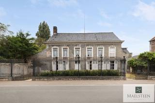 Te restaureren herenhuis op een terrein van maar liefst 3.611 m² in centrum Ruiselede. Een absolute droom voor al wie houdt van historische kenmerken en wilt genieten van een uitzonderlijke tuin. Ruimte is hier het codewoord, een bruikbare vloeroppervlakte van + 450 m² laat u toe om al wensen te verwezenlijken.<br /><br />Deze unieke eigendom met aanduiding als monument biedt meer dan tekst kan omschrijven. Het herenhuis is majestueus in alle facetten, de tuin met vijver heeft tal van ingeplante, volwassen parkbomen die de grandeur van de woning enkel ten goede komen.<br /><br />Samenstelling:<br /><br />Hoofdinkom met majestueuze trappenhal centraal in de woning. Via deze inkom is een direct toegang naar de tuin. De verschillende salons met prachtige authentieke elementen en hoge plafonds werden rond deze centrale inkom ingetekend. Een tweede (diensten)inkom vindt u rechts in de woning. Deze geeft een rechtstreekse toegang naar de keuken, met bijkeuken en extra opslafgruimte.<br />Op het verdiep:<br />Nachthal die in het hoofdgebouw 5 slaapkamers en een badkamer bedient. Het verdiep in de aanbouw is toegankelijk via een trap vanuit de keuken en bestaat uit een 6de slaapkamer en extra bergruimte.<br />Vanaf de palier in de uitbouw is een vaste trap naar de zeer ruime zolder.<br /><br />Links van de woning is een oprit langswaar u toegang heeft tot de zeer ruime tuin en het koetsenhuis.<br /><br />Een bezoek ter plaatse is absoluut aan te raden om de volle grandeur en mogelijkheden van deze unieke herenwoning persoonlijk te ontdekken.<br /><br />Neem zeker contact op met al uw vragen of om uw persoonlijke afspraak (7/7) vast te leggen: 0478 93 72 00 of maxime@maelsteen.be<br /><br />https://id.erfgoed.net/erfgoedobjecten/90379