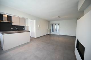 Dit appartement bevindt zich op de Grote Markt in Izegem, dus vlakbij warenhuizen, openbaar vervoer, scholen,...Het appartement bevindt zich op de...