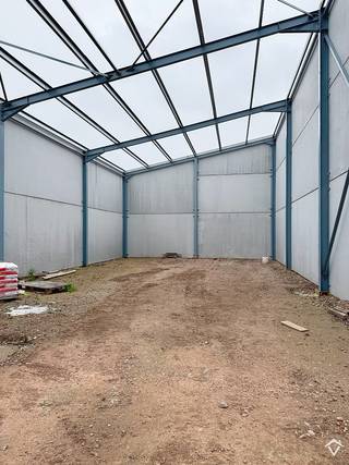 Nieuwe KMO-units te Roeselare, een modern en duurzaam bedrijventerrein bestaande uit 10 loodsen.<br /><br />In dit nieuwe KMO-park, *ARDOPOORT*, bieden wij een loods van 180 m² te koop aan, voorzien van een regenwaterput van 3000 liters. Er zijn ook 3 parkeerplaatsen te koop bij deze unit.<br /><br />Deze UNIT (nr. A) heeft een strategische ligging te Roeselare. Het bedrijventerrein is ideaal voor kleine en middelgrote ondernemingen die op zoek zijn naar een functionele, duurzame en goed bereikbare uitvalsbasis in West-Vlaanderen.<br /><br />Interesse? Neem contact met ons op voor meer info of een bezoek ter plaatse. De prijs is exclusief 21% BTW en exclusief kosten notaris, aansluitingskosten, ....