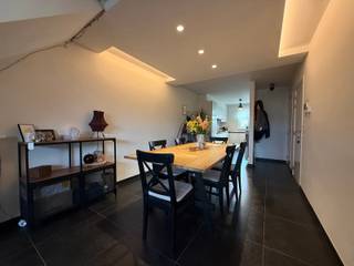 Dit prachtige duplex appartement is rustig gelegen in het centrum van Paal.<br /><br />Via de trap bereiken we de eerste verdieping waar we via de inkomhal de woonkamer met open keuken betreden.<br />De mooie en volledig uitgeruste keuken is voorzien van een vaatwasser, een combi-oven, een koelkast met vriesvak en een keramische kookplaat.<br />Heel praktische is de aansluitende berging met ingemaakte opbergkasten en de voorzieningen van wasmachine en droogkast op werkhoogte. Dit zorgt voor optimaal comfort en gebruiksgemak.<br /><br />De woonkamer heeft naast spotverlichting ook indirecte plafondverlichting.<br />Het zalige terras biedt veel privacy, kijkt uit op de achtergelegen gemeenschappelijke tuin en is bereikbaar via de schuifraam van de woonkamer. Op deze verdieping is bovendien ook nog een gastentoilet voorzien.<br /><br />Op de bovenverdieping hebben we verder 3 slaapkamers waaronder één masterbedroom en een stijlvolle badkamer. De badkamer is uitgerust met een ligbad, een douche, een badkamermeubel met spiegelkast, een handdoekradiator en een toilet.<br /><br />Voor wie op zoek is naar extra opbergruimte is de zolder de perfecte oplossing. Deze is toegankelijk via een valluik met uitklapbare trap.<br /><br />In de kelder beschik je bovendien nog van een private kelderberging en twee autostaanplaatsen.<br /><br />De gemeenschappelijke kosten bedragen €75 en zijn niet inbegrepen in de huurprijs van €1.025.<br />Het appartement is beschikbaar vanaf 01/07/26.<br /><br />De troeven:<br /><br />- Instapklaar<br />- Verlichting, gordijnen en vliegenramen aanwezig<br />- Drie slaapkamers<br />- Twee autostaanplaatsen<br />- Energiezuinig<br />- Rustige ligging<br />- Terras<br /><br />Heb je interesse? Klik op de gele knop <strong>'IK WENS EEN BEZOEK'</strong>.