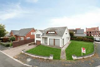 Ontdek deze woning tijdens de Power-sale zaterdag 31/10 van 11u tot 12u , maak nu jouw afspraak! <br /><br />Op een uitstekende locatie in een rustige, residentiële buurt te Vichte bevindt zich deze ruime en stevig gebouwde gezinswoning met veel potentieel. De woning beschikt over 4 slaapkamers, een inpandige garage en een zonnige, aangename tuin op een totaal perceel van ca. 526m². Een unieke kans voor wie op zoek is naar een vrijstaand huis met ruimte om te wonen en te groeien. <br /><br />Het huis kent een centrale ligging: u geniet van een vlotte bereikbaarheid naar lokale winkels, bakkers en slagerijen, en bevindt zich op slechts enkele minuten van de E17.<br /><br />Binnenin geniet u van een lichtrijke leefruimte en een stevige constructie die de ideale basis vormen om de woning verder naar eigen smaak te moderniseren. <br /><br />INDELING<br /><br />Gelijkvloers:<br />Inkomhal met gastentoilet - ruime aparte bureau - lichtrijke en ruime leefruimte - keuken - terras - tuin - inpandige garage met wasplaats en kelder<br /><br />Eerste verdieping:<br />Slaapkamer 1 - slaapkamer 2 - badkamer (bad, douche, toilet, lavabo)<br /><br />Tweede verdieping:<br />Slaapkamer 3 - slaapkamer 4 - zolder<br /><br />ALGEMEEN<br /><br />- Rustig gelegen in een residentiële wijk <br />- Rolluiken overal (deels elektrisch)<br />- 4 ruime slaapkamers<br />- Inpandige garage met sectionale poort<br />- Nabij winkels, horeca, zwembad, belangrijke invalswegen en E17<br /><br />Interesse in deze woning? Maak dan zeker uw afspraak via 0472 18 64 20 of matisse.vandererven@dewaele.com.<br /><br />De eigendom wordt aangeboden via de Power-sale formule. Op 31/10/2026 tussen 11:00 en 12:00 kan u het huis op afspraak komen bezichtigen en een bod uitbrengen. De vermelde prijs is een instelprijs. Voor meer info, gelieve contact op te nemen met de dossierverantwoordelijke.<br /><br />Dit pand is onderworpen aan de renovatieverplichting van de Vlaamse overheid voor residentiële gebouwen (behoudens bij sloop binnen 5 jaar na de aankoop). Consulteer voor meer informatie de website van het Vlaams Energie- en Klimaatagentschap via https://www.vlaanderen.be/een-woning-kopen/renovatieverplichting-voor-residentiele-gebouwen<br /><br />Bestuursmaatregelen in het maatregelenregister: in aanvraag<br /><br />Deze AI-visualisaties zijn bedoeld als inspiratie. Er werd geen rekening gehouden met technische specificaties, stedenbouwkundige voorschriften of de concrete mogelijkheden tot realisatie.