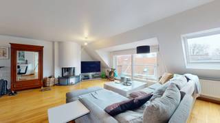 Dit duplex appartement is ideaal gelegen in het centrum van Heist, op wandelafstand van winkels, horeca en het strand. Het appartement beschikt over twee volwaardige slaapkamers, een badkamer en een aparte douchekamer, wat zorgt voor extra comfort. De aangename leefruimte sluit aan op een gezellig terras waar u in alle rust kan genieten. Dankzij de praktische indeling en centrale ligging is dit de perfecte woonst zowel als vaste verblijfplaats of tweede verblijf.